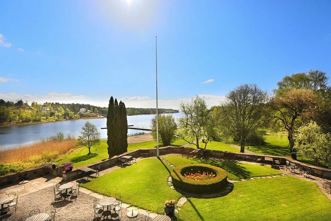 Happy Tammsvik vid vattnet